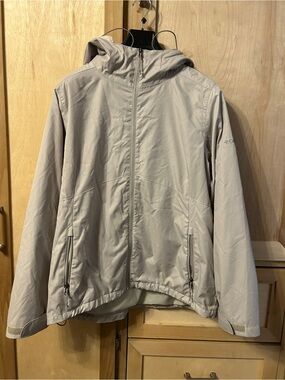 Columbia Women's wind breaker jacket,  Lightweight Hooded Jacket - Light Gray